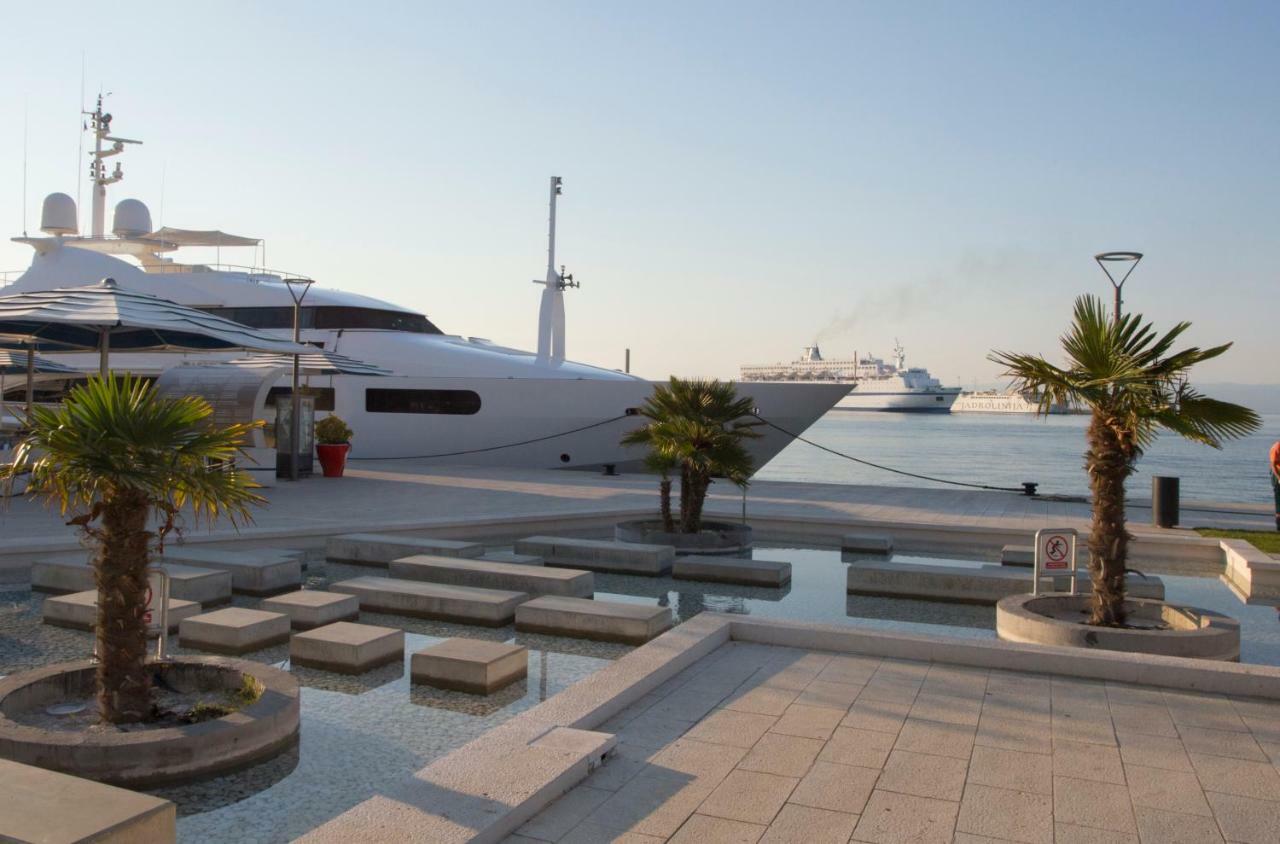 Spartion Marine Split Bagian luar foto